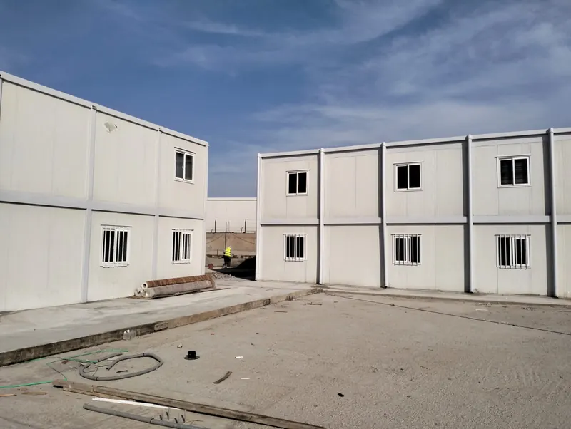 Base de vie modulaire sur deux niveaux