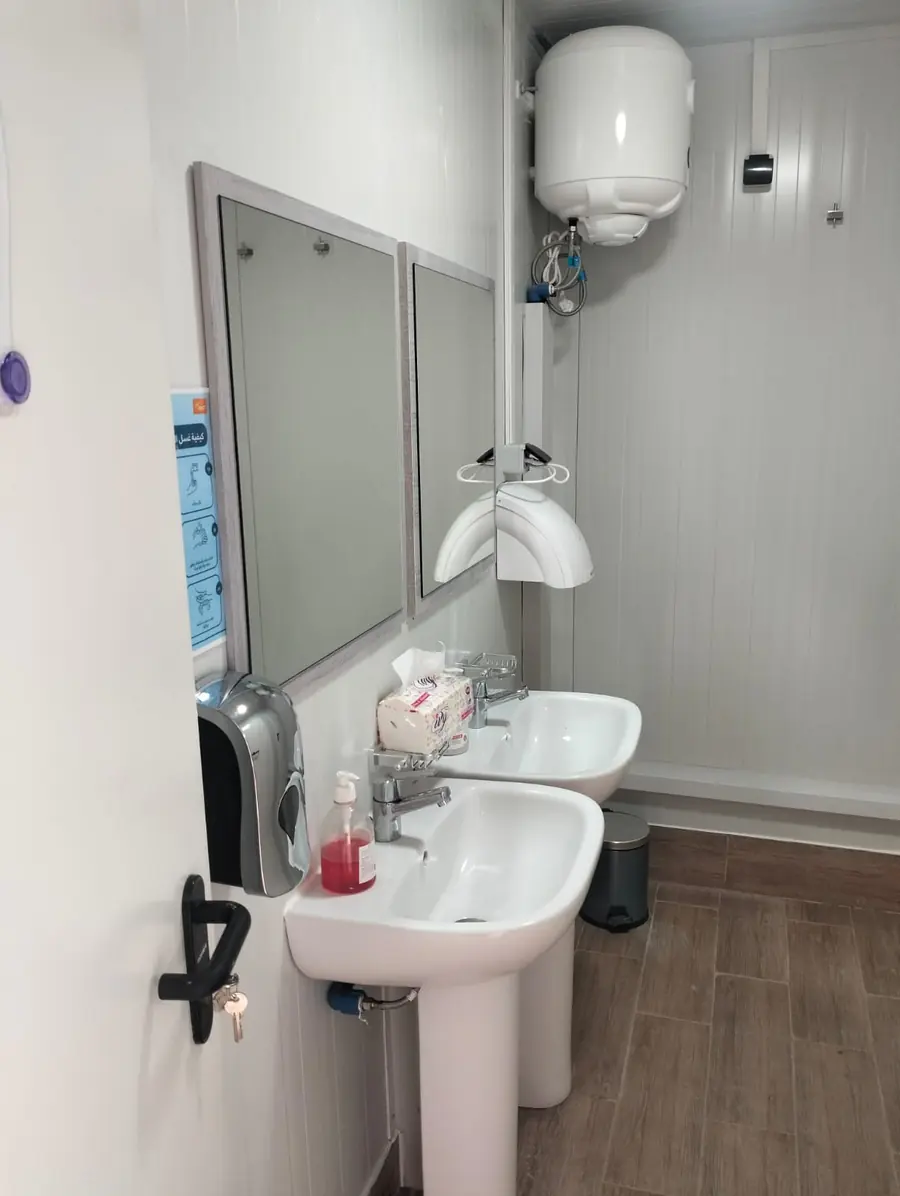 Intérieur d'un bloc sanitaire modulaire