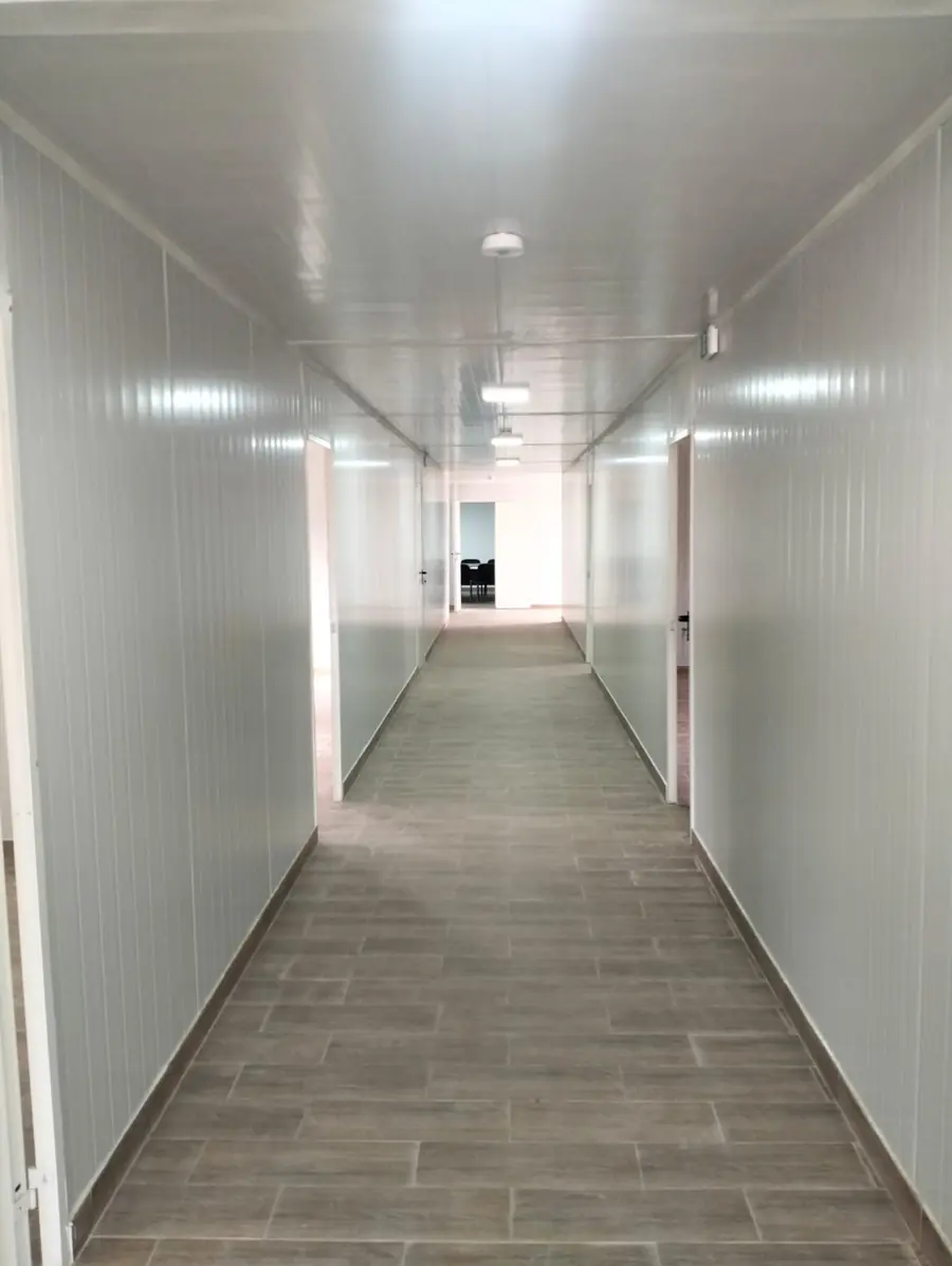 Couloir de bureaux modulaires jonctionnés