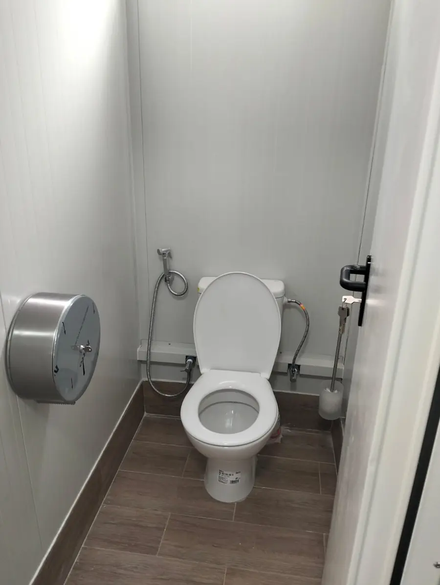 Cabine WC carrelée d'un bloc sanitaire modulaire