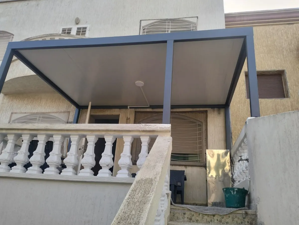 Auvent métallique couvrant une terrasse