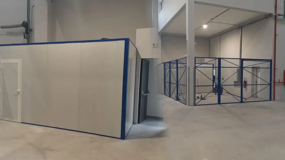 Local en panneaux blancs à cadre bleu et cloisons grillagées à cadre acier dans un bâtiment industriel à Mohammedia