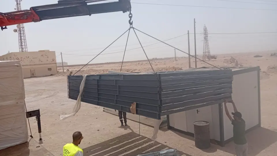 Levage de châssis de modules à la grue