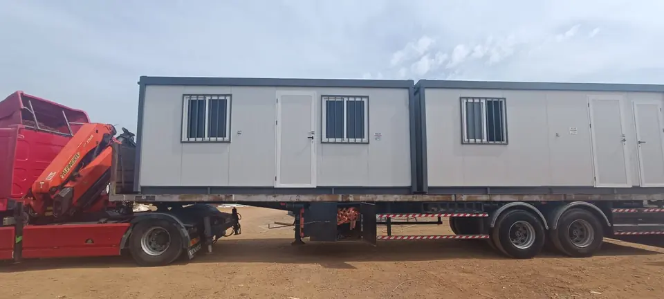 Deux bâtiments modulaires sur semi-remorque